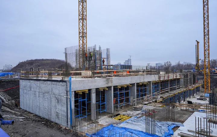 В семейном комплексе «Адмирал» возводят стены первого этажа