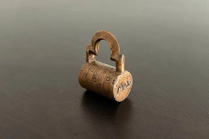 Клад, кокарда, револьвер: какие находки обнаруживают столичные археологи 