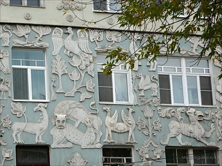 Показываем московские здания, декор которых изображает животных