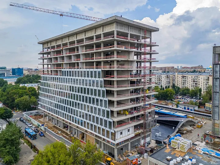 В бизнес-центре OPUS началась установка фасадных модулей