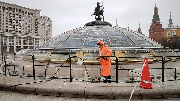 Фонтаны на Манежной площади начали готовить к открытию сезона