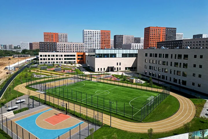  Школу с ИТ-полигоном и медиатекой построили в Коммунарке