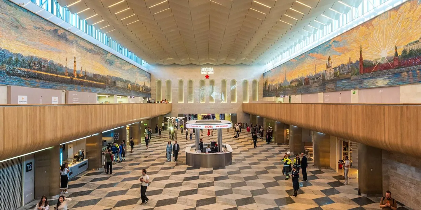 На Ленинградском вокзале смонтировали крупнейшую транспортную мозаику России