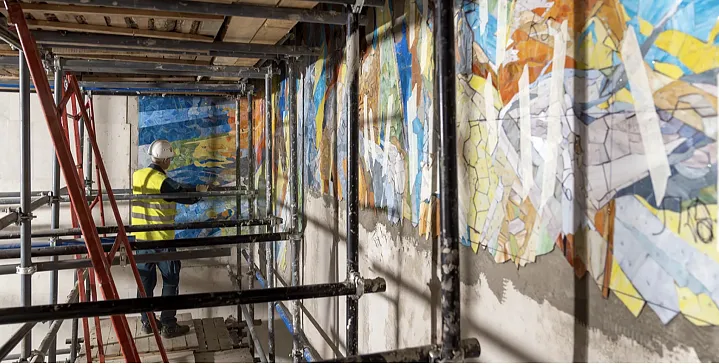 На станции метро «Университет дружбы народов» начался монтаж мозаичного панно