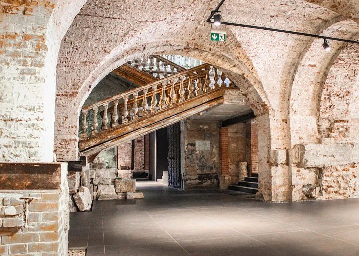 Брусника выступила генеральным партнёром выставки к 90-летию Музея архитектуры имени А.В. Щусева