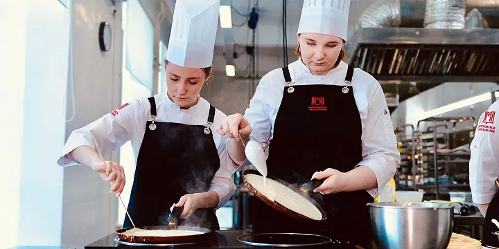 От блинов со сметаной до веганских паст и красной икры: московские бренды готовятся к Масленице