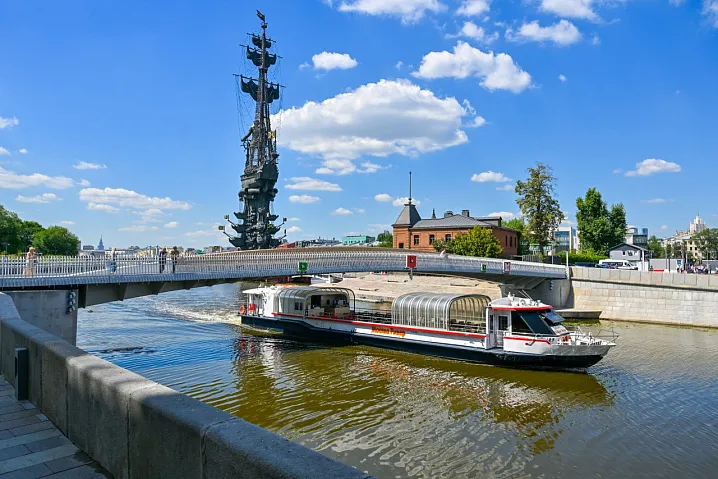 Сергей Собянин открыл новый мост между островом Балчуг и Крымской набережной 