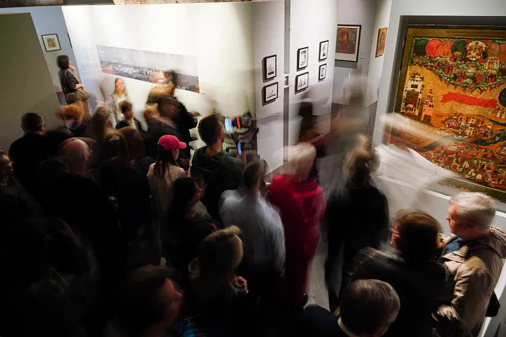 Восстает во славе