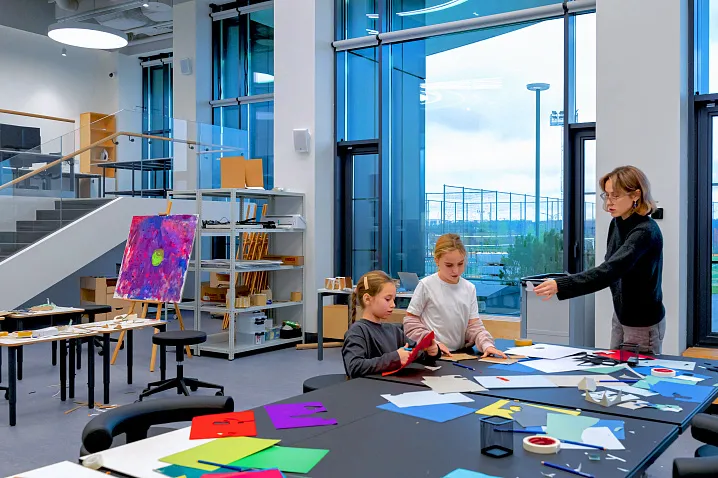 Кто и как сегодня оснащает школы в Москве