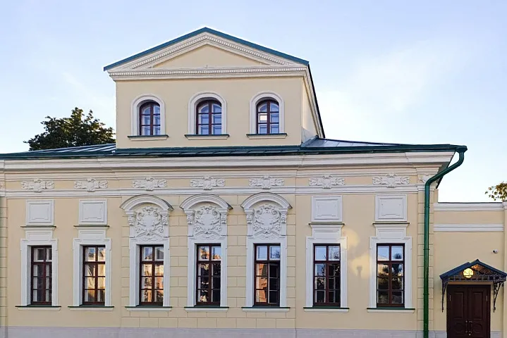 На Новинском бульваре отреставрировали дом с флигелем 