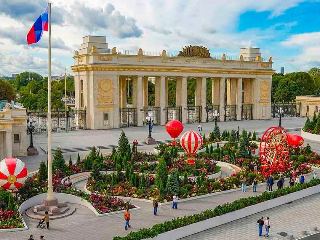 В Парке Горького завершили реставрацию арки главного входа