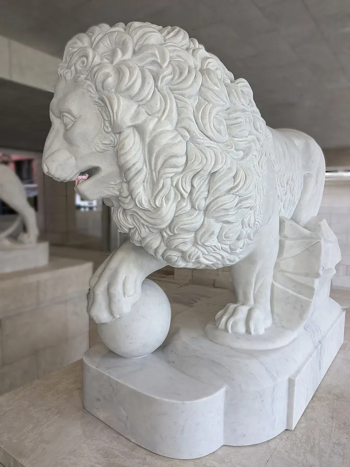 Клубный дом «Космо 4/22» украсили львы Медичи