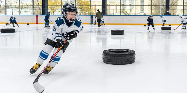 В Мневниковской пойме продолжается строительство Международной академии хоккея