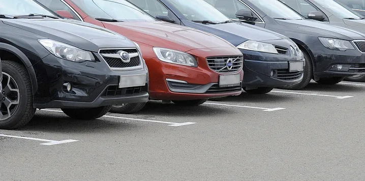 Автомобилистам советуют пока не менять летнюю резину на зимнюю 