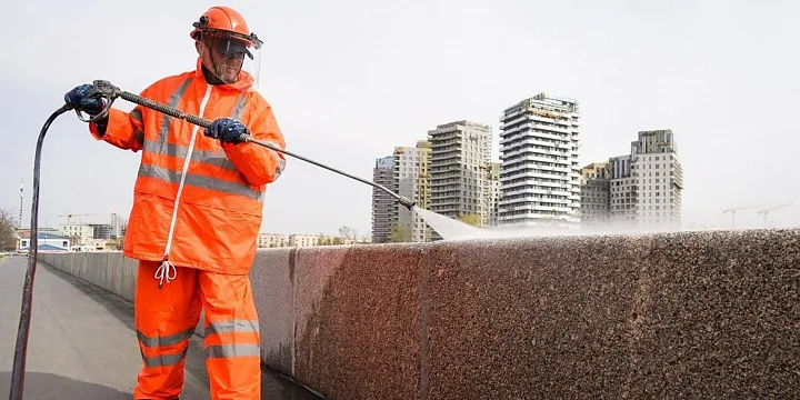 Около двух тысяч инженерных сооружений промыли в Москве в преддверии зимы