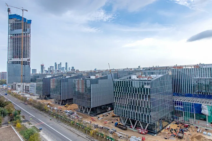 На стройке Национального космического центра начали монтировать конструкции навершия