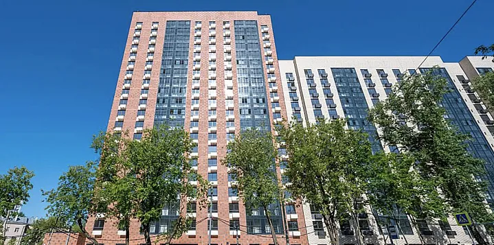 В новостройку по реновации на Тайнинской улице переезжают 500 человек 