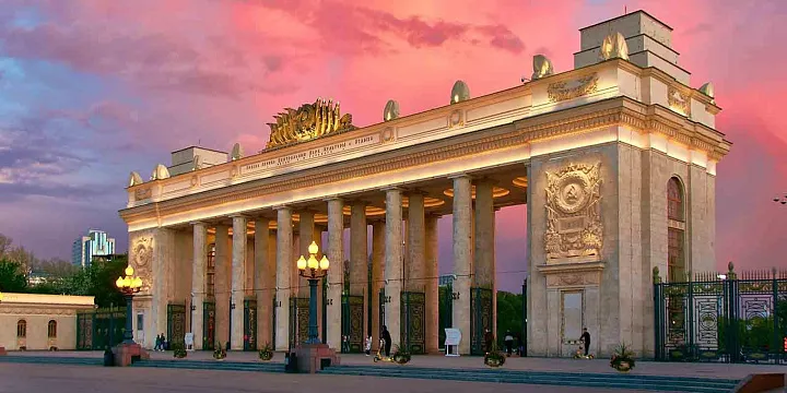 Фасады арки главного входа Парк Горького отреставрируют