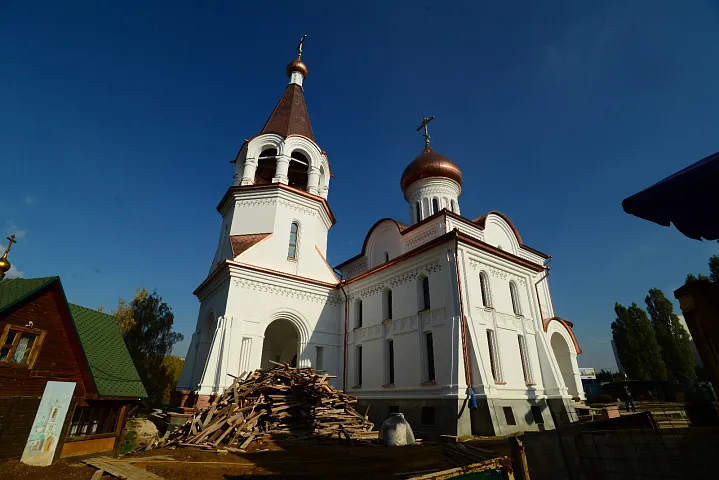 В храме Трех Святителей в Раменках устанавливают витражи