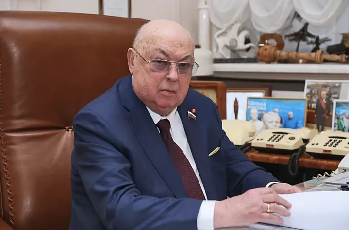 Владимир Путин вручил золотую звезду Героя Труда депутату Госдумы Владимиру Ресину