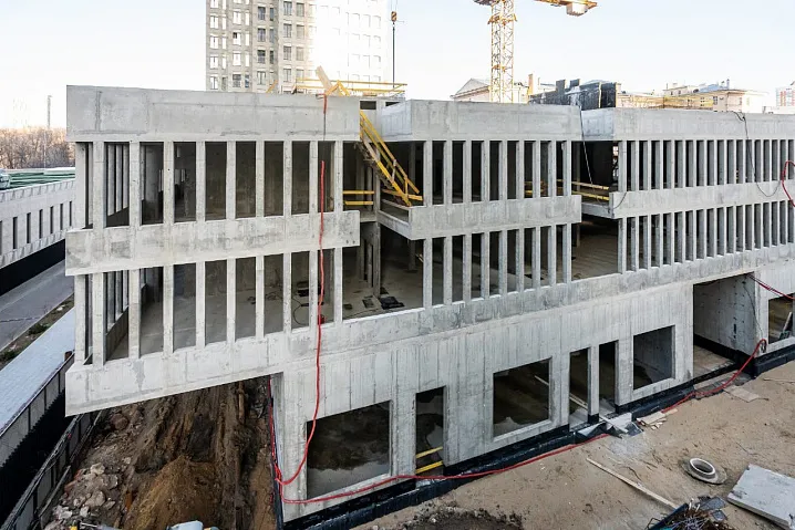 Sminex завершил монолит школы в виде книжной полки в квартале Life Time на Пресне