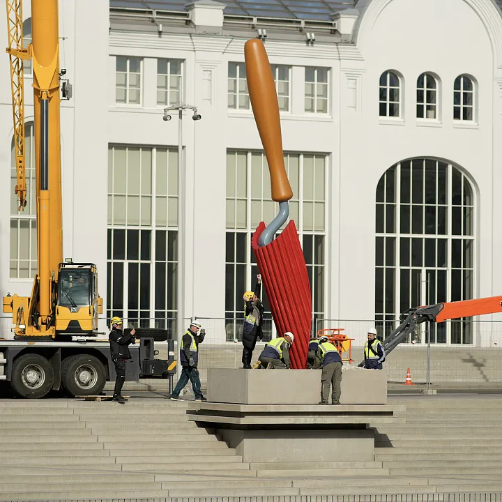 У ГЭС-2 установили новую скульптуру «Садовая лопатка»