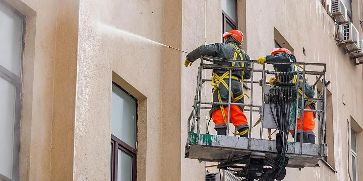 На проспекте Мира начали промывать фасады домов после зимы