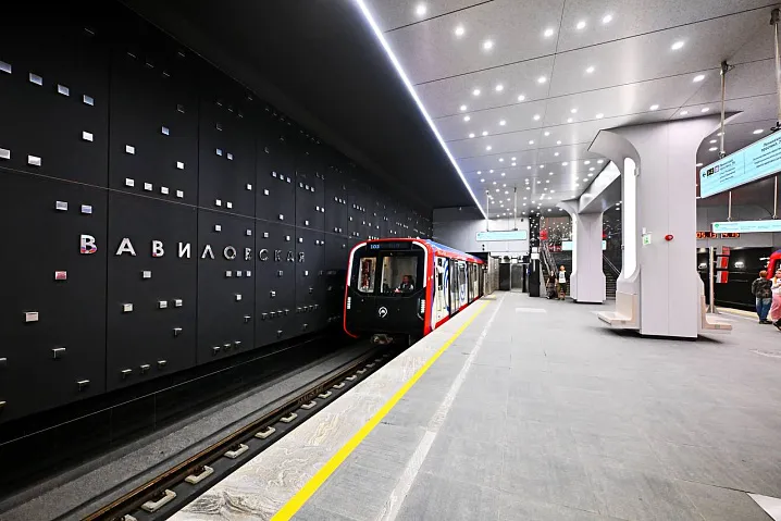 Станцию «Вавиловская» Троицкой линии метро украсили почти три тысячи светильников