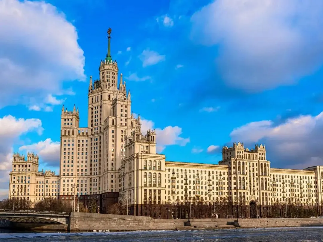 Руфер забрался на звезду Котельнической высотки в Москве