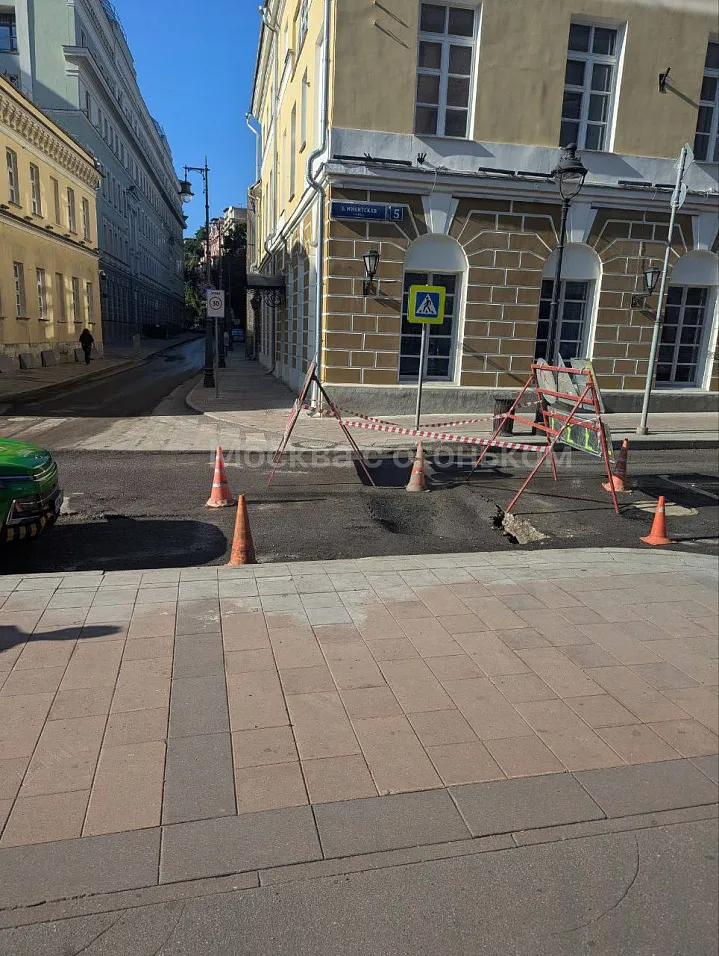 Движение транспорта ограничили на Большой Никитской улице из-за провала грунта 