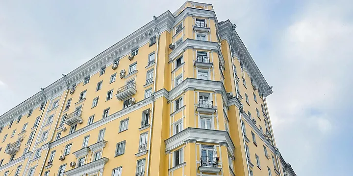 На юге Москвы за 10 лет отреставрировали фасады 30 домов в стиле неоклассицизма