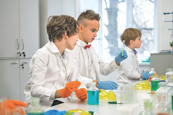 «Если бы у нас в школе была такая лаборатория, я был бы химиком»