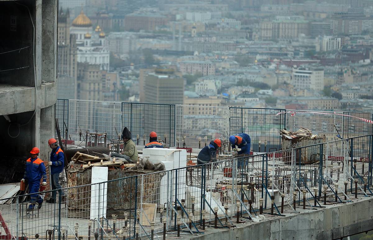 Современные фото ТАСС женщин на строительных объектах. Городское строительство