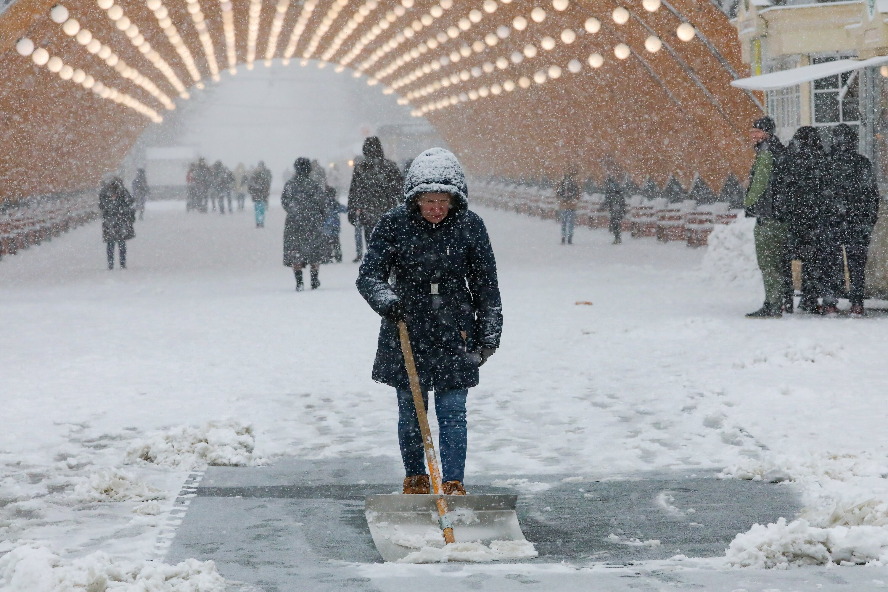 Будет ли в москве ветер. Снег в Москве. Снегопад на дороге. Снегопад в Москве. Зимний город.