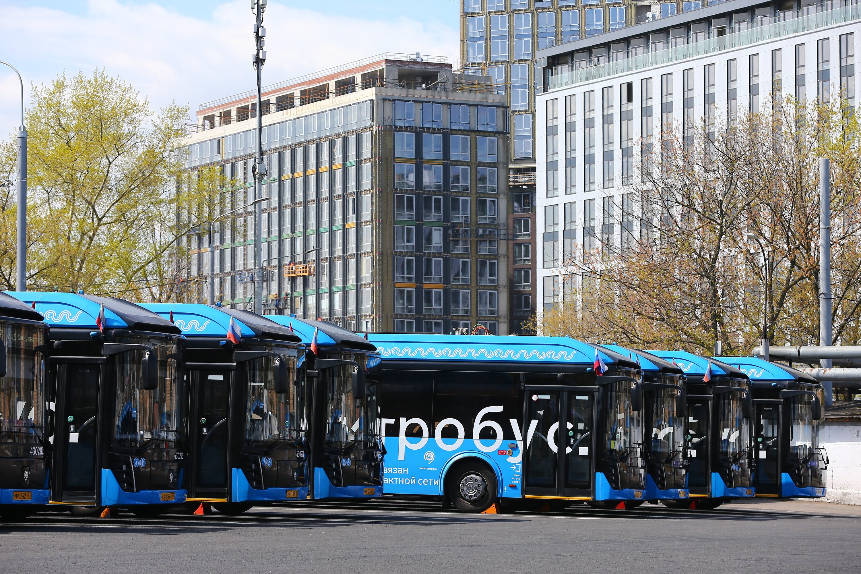 Транспорт улице. Автобус Москва. Автобус 1 Москва. Фотографии автобусов Москвы. Автобус на остановке фото.