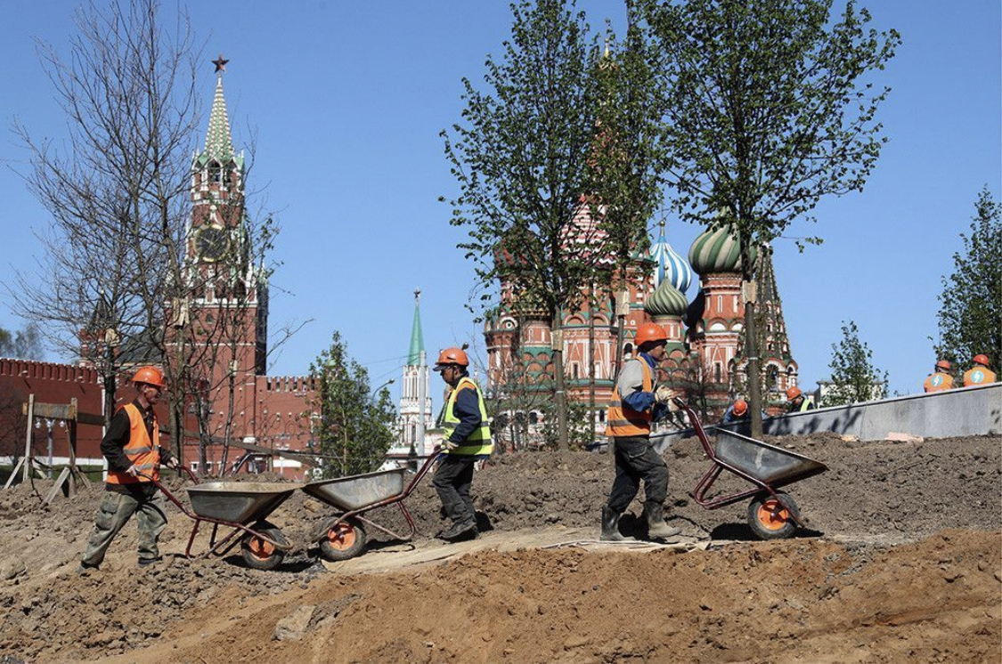 Москва повышение. Стройка Москва. Стройки в Москве сейчас. Фото Строителей на стройке. Мэр Москвы на стройке.