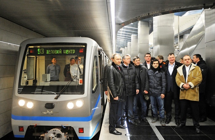 Деловой центр станция метро солнцевская линия. Поезд метро Русич на станции деловой центр. Станция парк Победы Солнцевской линии. Станция деловой центр Калининско-Солнцевской линии.