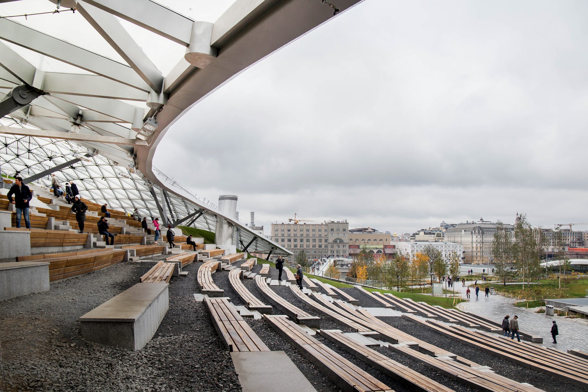 Фото парка зарядье. Парк Зарядье. Ландшафтный парк Зарядье в Москве. Ландшафтный урбанизм парк Зарядье. Парк Зарядье ландшафт.