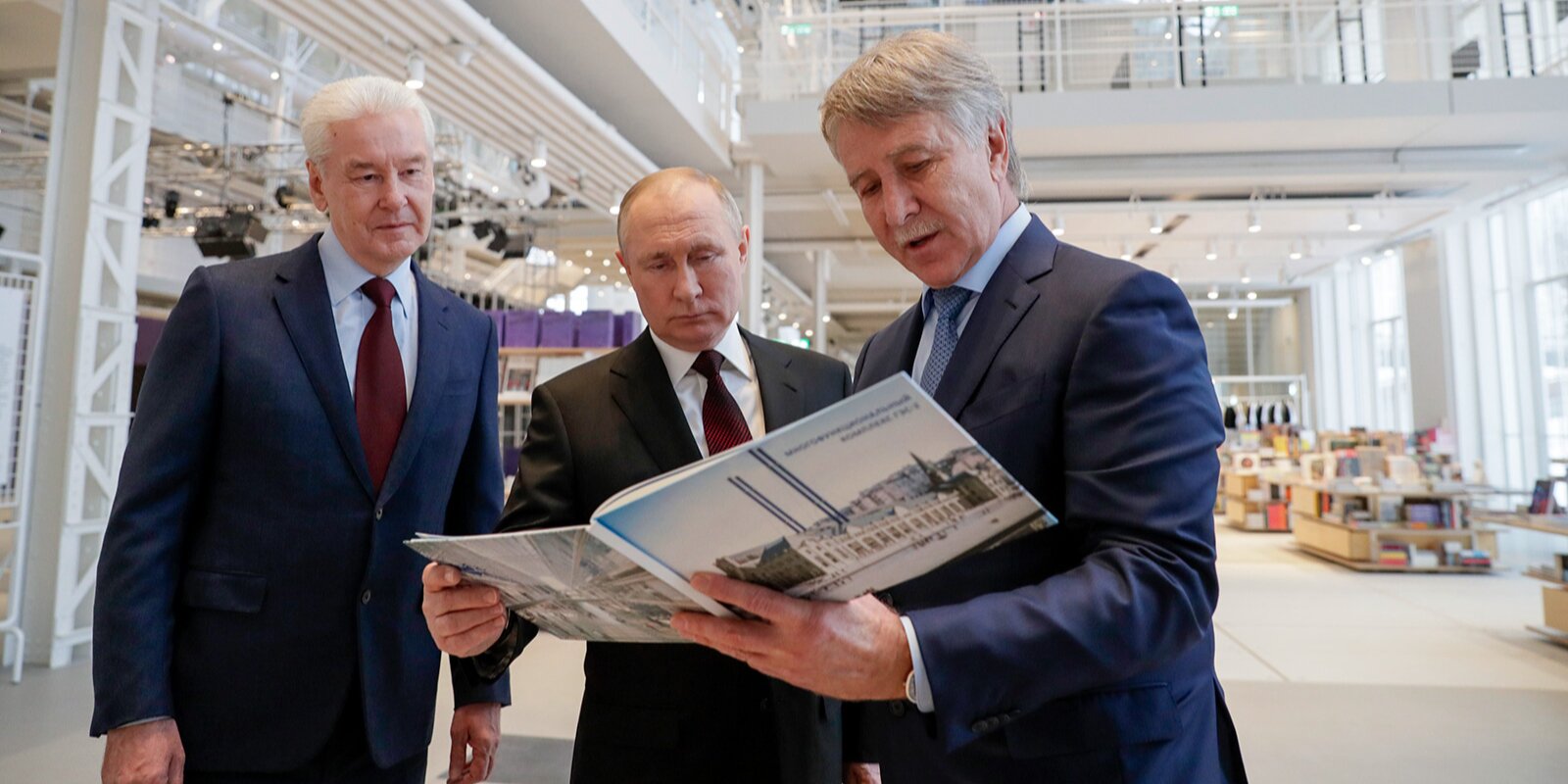 Путин и Собянин открыли Дом культуры ГЭС-2 на Болотной набережной |  02.12.2021 | Москва - БезФормата