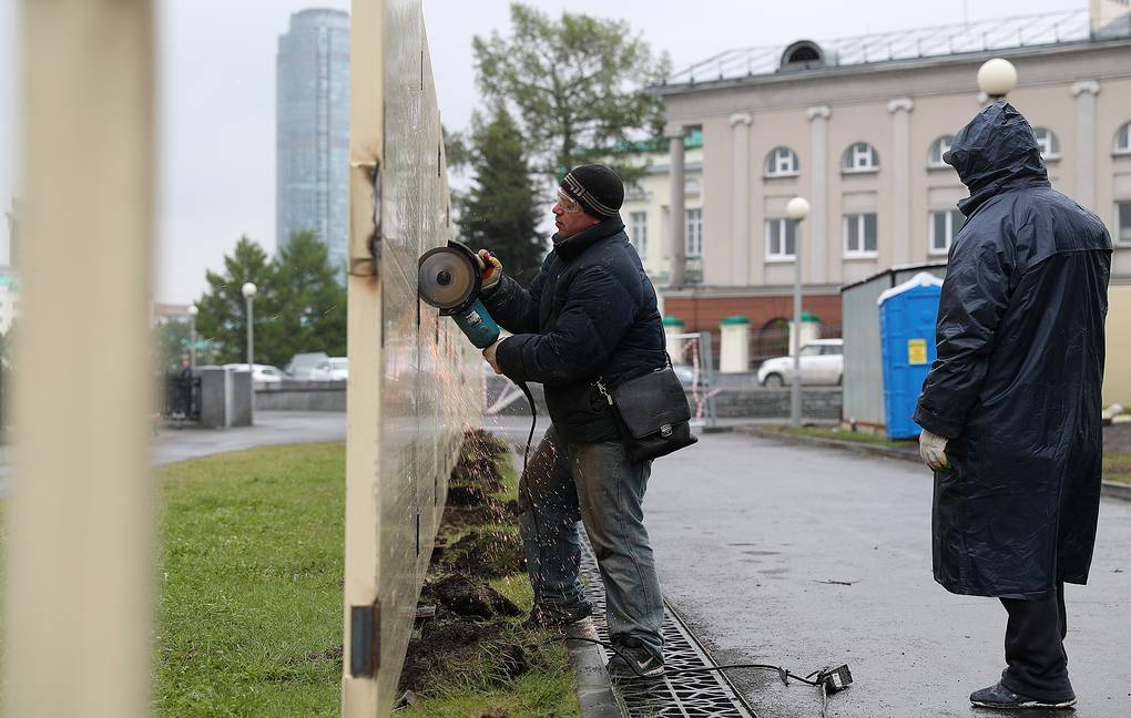 Власть в городе. Забор мэрия Москвы. Современные фото ТАСС женщин на строительных объектах.