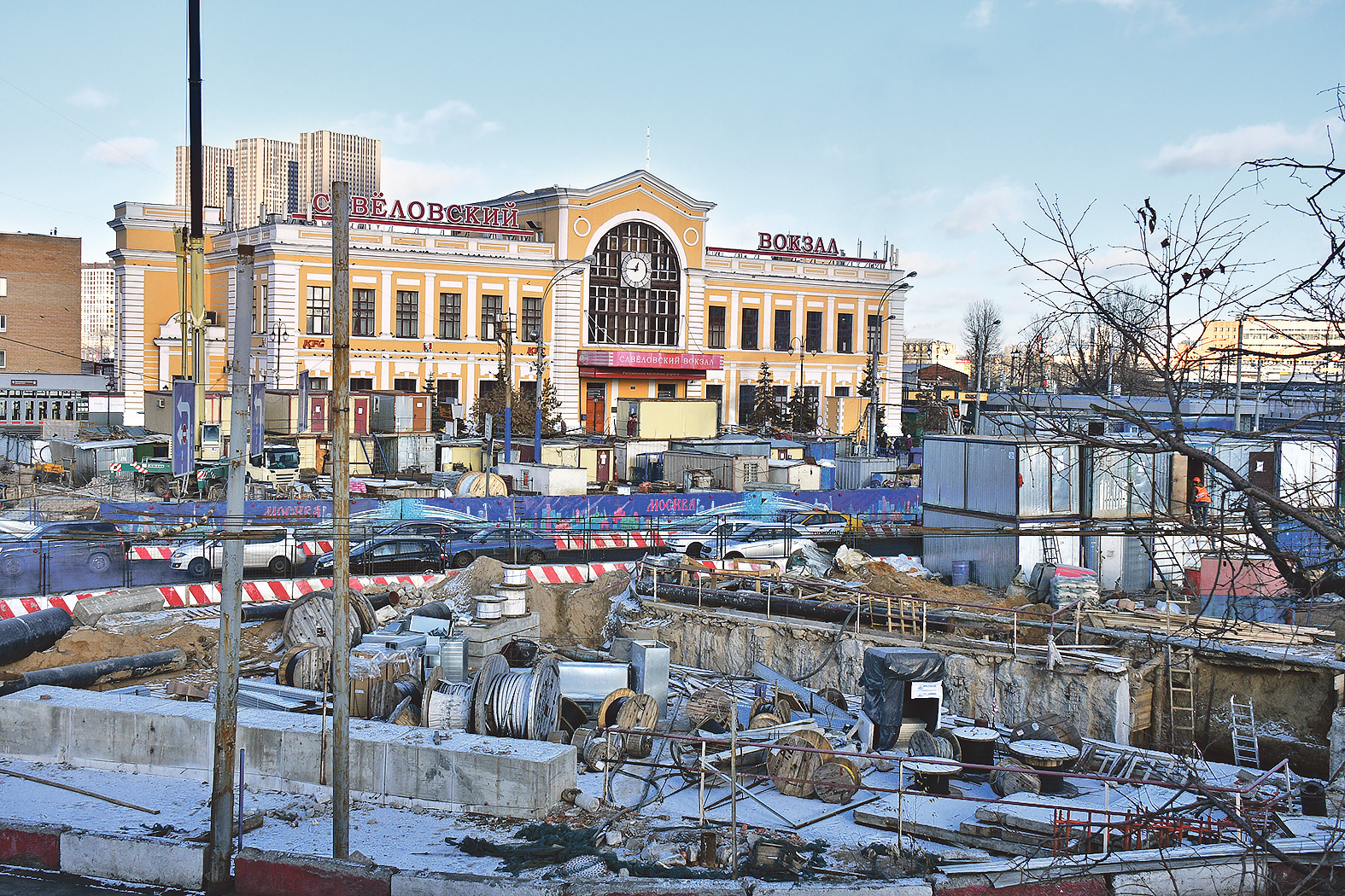 В центре Савеловской, у фонтана