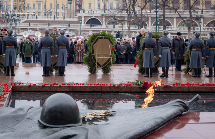 Возложение цветов к могиле неизвестного солдата фото