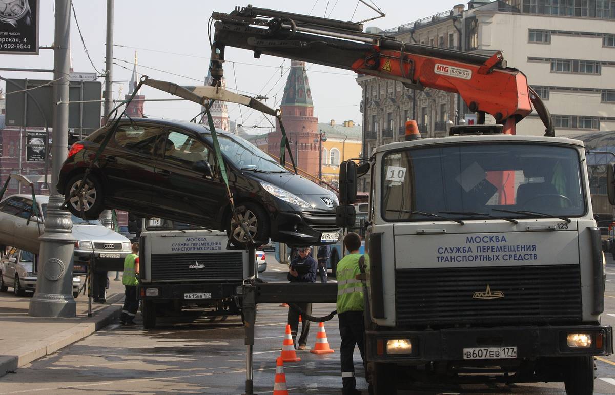 Эвакуация автокрана. Эвакуация автомобиля в Москве. Штраф на эвакуаторе. Водитель эвакуатора.