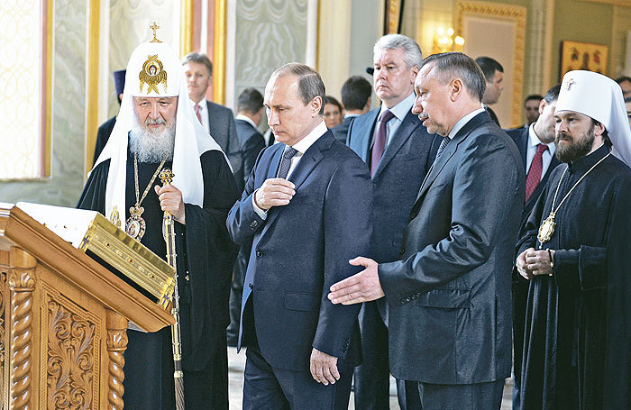 Владимир Путин осмотрел реконструкцию Епархиального дома
