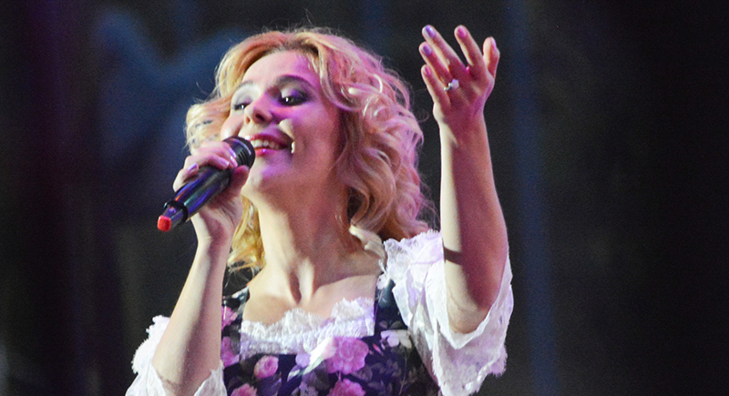 Pelageya_at_opening_of_Slavianski_bazar_2014.jpg