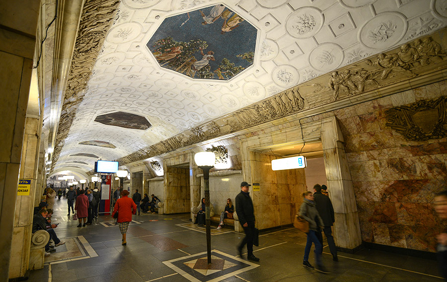 Novokuznetskaya_Metro_(19343981104).jpg