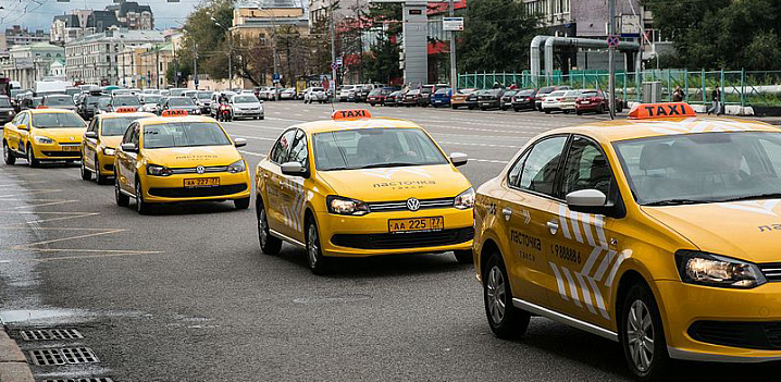Стали известны самые опасные дни для поездок на такси