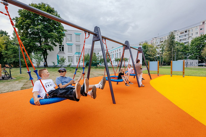 В этом году в Москве обновили 167 дворов школ и детских садов 