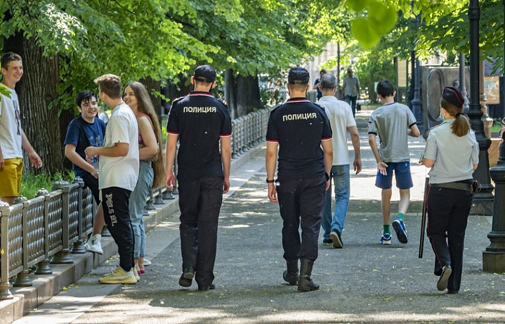 Чиновники и полиция не смогли объяснить запрет пикников на Патриарших прудах