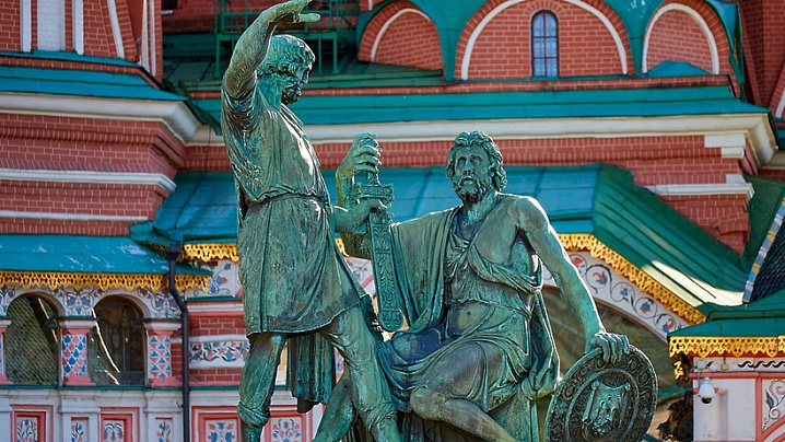 В столице началась реконструкция памятника Минину и Пожарскому 